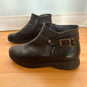 Mephisto size 8 cropped leather boots